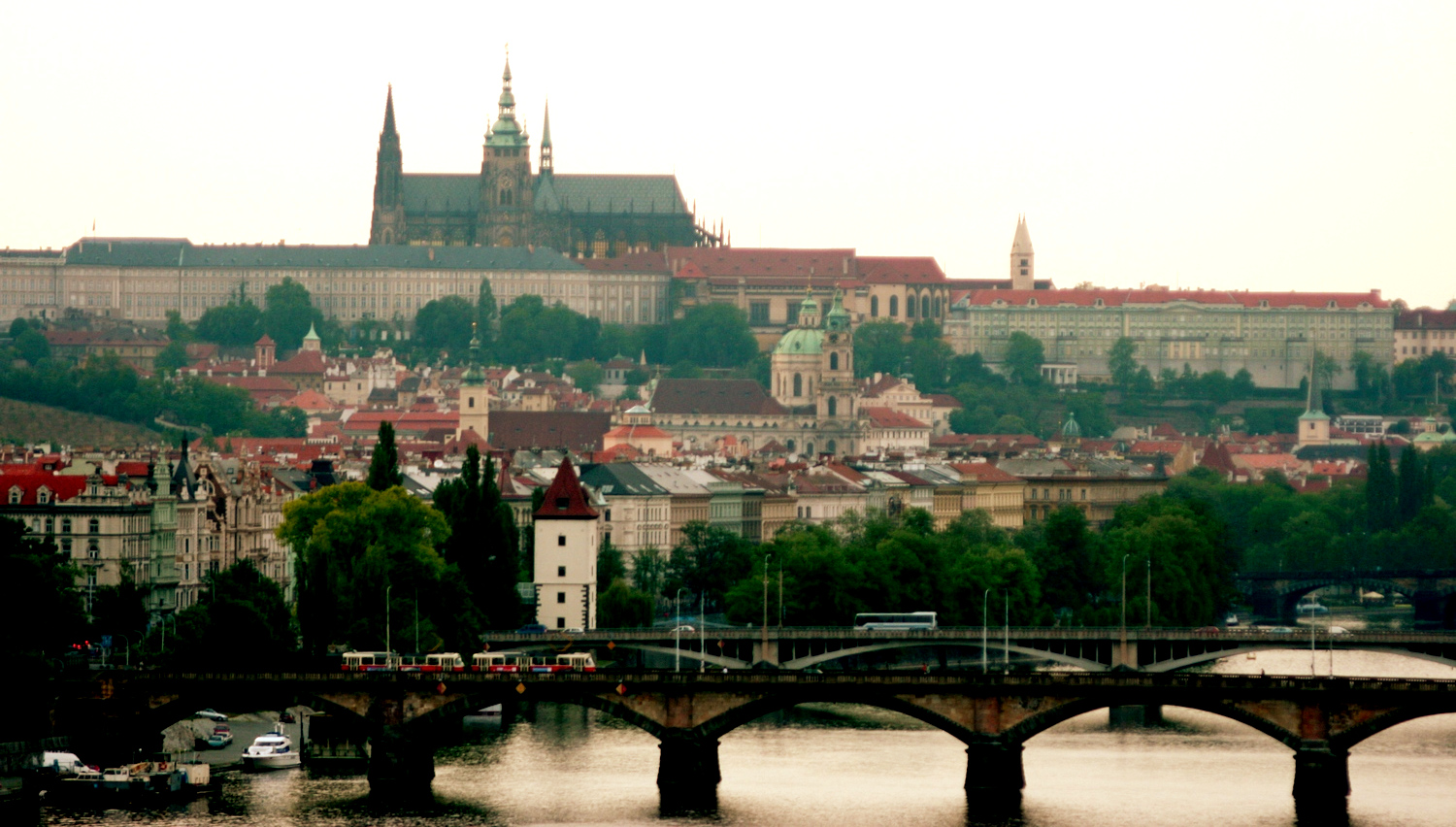 Valokuva, jossa on maisemaa Prahasta. Valokuvassa näkyy muun muassa Prahan linna.